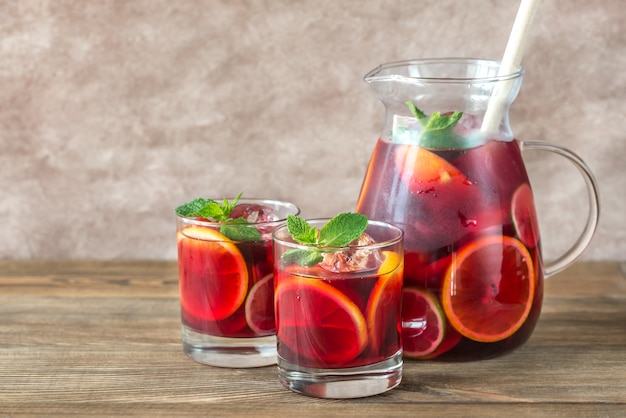 Un Pichet Et Deux Verres De Sangria Aux Fruits Espagnols