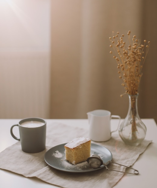 Pichet de gâteau frais et tasse de café