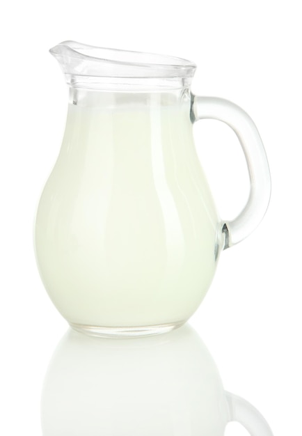 Pichet de lait isolé sur blanc