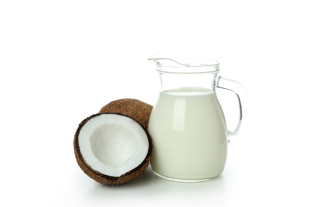 Pichet de lait et noix de coco isolated on white