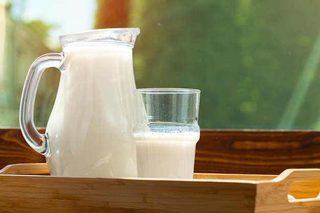 Pichet de lait sur table en bois