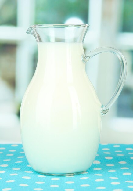 Pichet de lait sur table dans la chambre