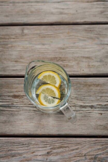 Pichet de limonade au citron sur table en bois. vue de dessus. une boisson désaltérante