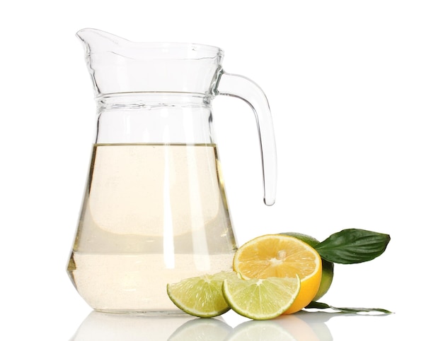 Pichet de limonade citron vert et citron isolé sur blanc