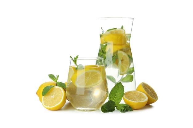 Pichet de limonade isolé sur fond blanc