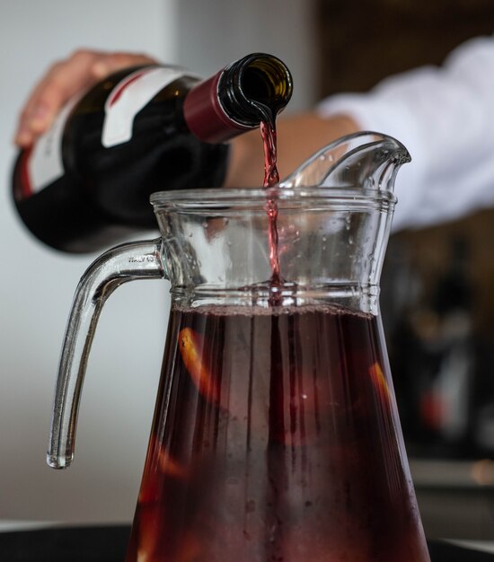 Pichet d'un litre de sangria à base de vin rouge et de jus de fruits