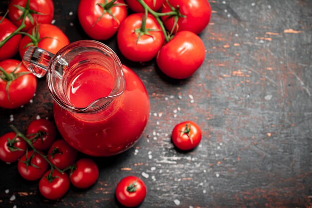 Un pichet plein de jus de tomate