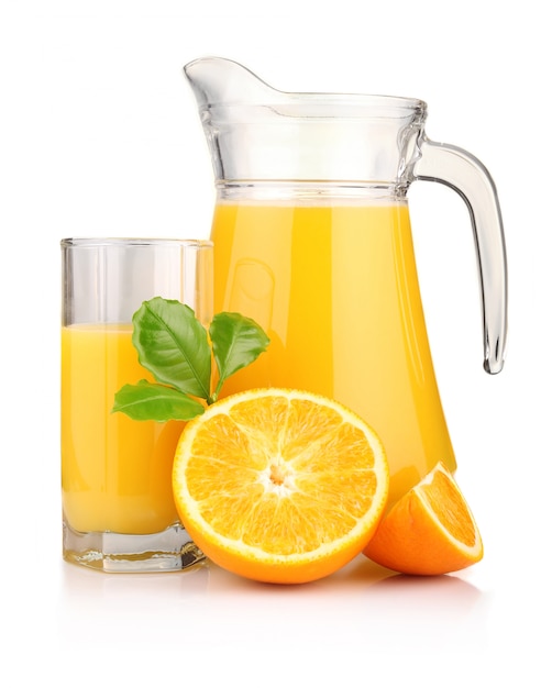 Pichet, verre de jus d&#39;orange et fruits orange aux feuilles vertes isolées