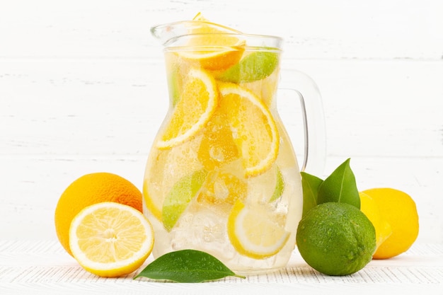 Pichet en verre de limonade fraîche