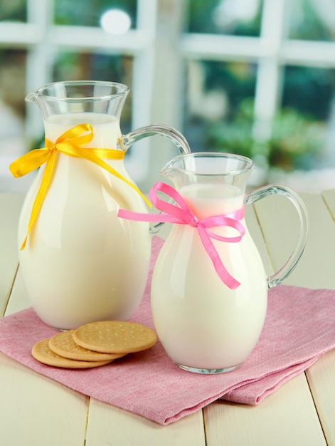 Pichets de lait sur table dans la chambre