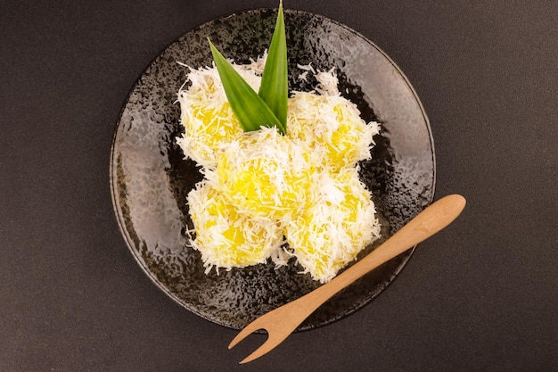 Photo pichipichi ou pitsipitsi est un dessert philippin fait de manioc cuit à la vapeur mélangé au sucre