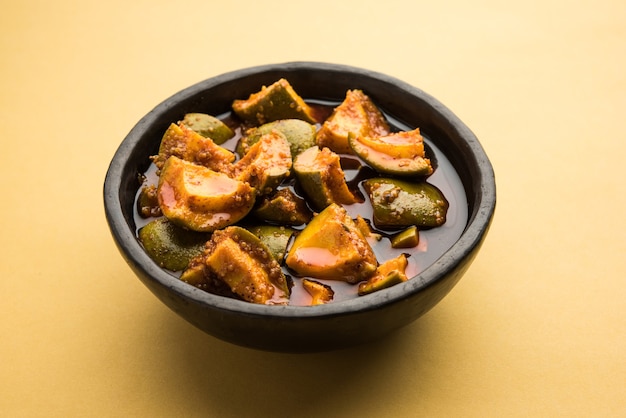 Pickle de mangue crue maison indienne ou aam ka achar ou Kairi Loncha dans un bol