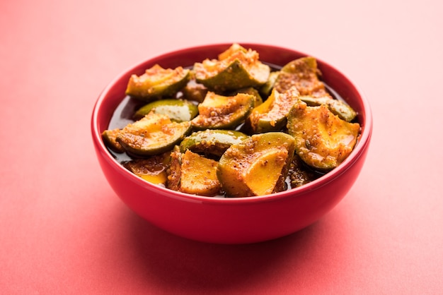 Pickle de mangue crue maison indienne ou aam ka achar ou Kairi Loncha dans un bol