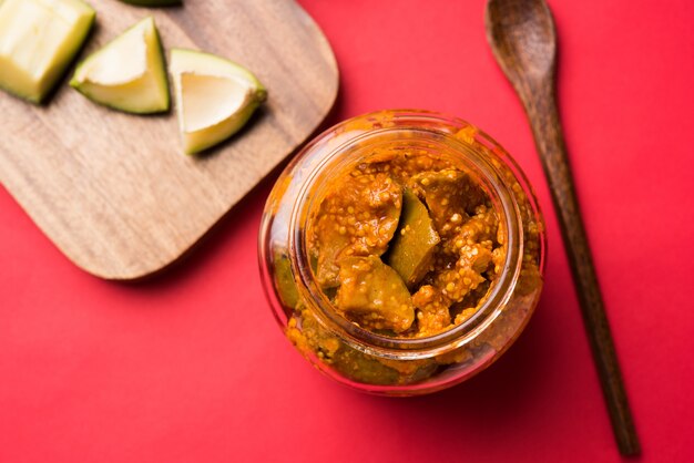 Pickle de mangue maison ou Aam ka Achar ou Kairi Loncha dans un bol, mise au point sélective