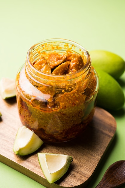 Pickle de mangue maison ou Aam ka Achar ou Kairi Loncha dans un bol, mise au point sélective