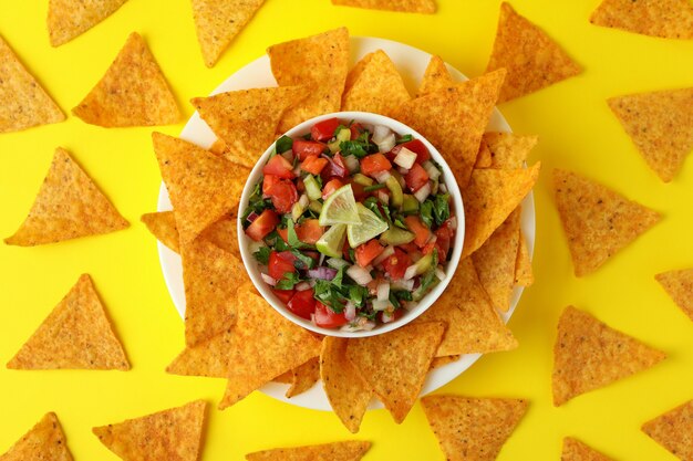 Pico de Gallo et chips sur fond jaune