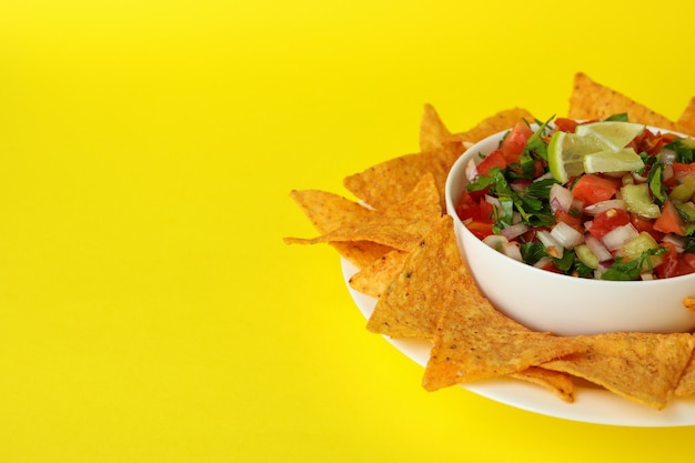 Pico de Gallo et chips sur fond jaune