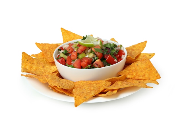 Pico de Gallo et chips isolé sur fond blanc