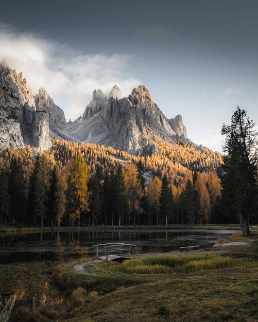 Pics brumeux des Dolomites en hiver