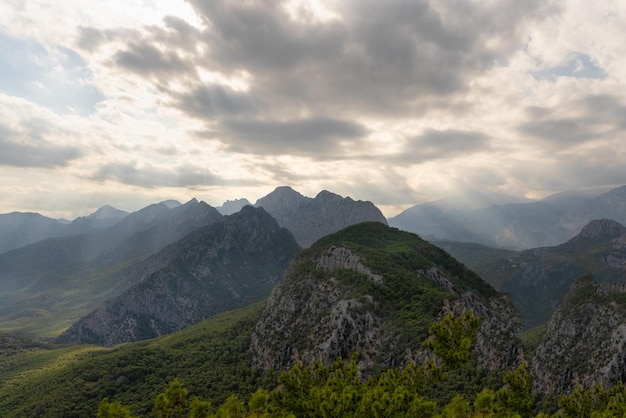 Photo des pics montagneux spectaculaires qui s'étendent au loin