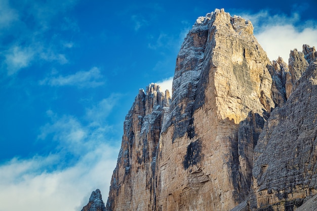 Pics rocheux et ciel bleu nuageux, parc Tre Cime di Lavaredo, Italie