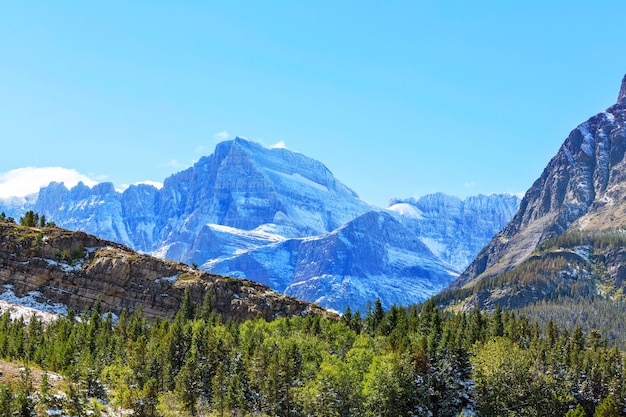 Pics rocheux pittoresques du Glacier National Park, Montana, USA. Beaux paysages naturels.