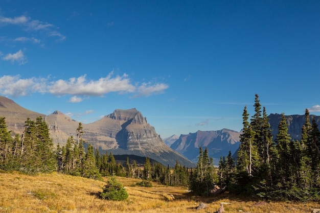 Pics rocheux pittoresques du parc national des Glaciers Montana USA saison d'automne beaux paysages naturels