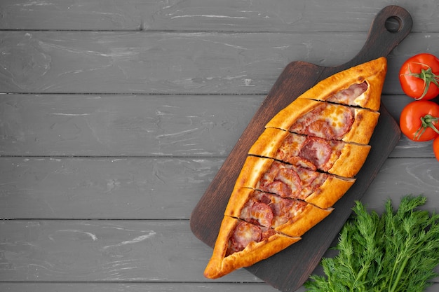 Pide de pain plat farci turc sur table en bois gris