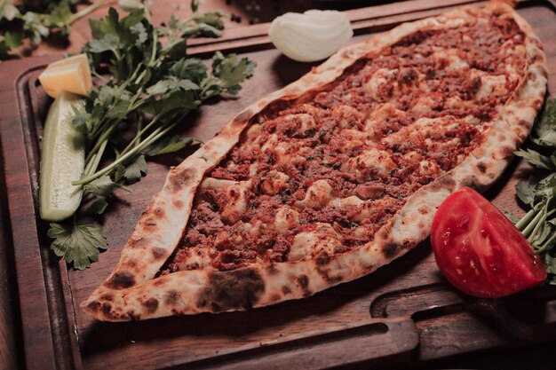 Pide traditionnel turc cuit au four. Pide de pizza turque, apéritifs du Moyen-Orient. Gastronomie turque.