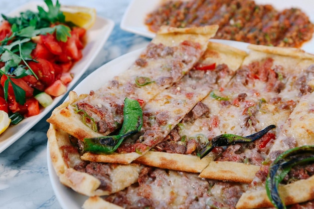 Pide traditionnel turc cuit au four. Pide de pizza turque, apéritifs du Moyen-Orient. Gastronomie turque.