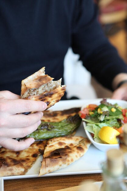 Pide traditionnel turc cuit au four. Pide de pizza turque, apéritifs du Moyen-Orient. Gastronomie turque.