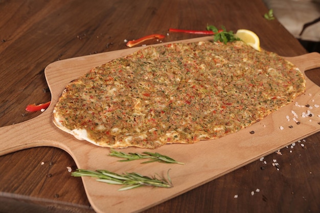 Pide traditionnel turc cuit au four. Pide de pizza turque, apéritifs du Moyen-Orient. Gastronomie turque.