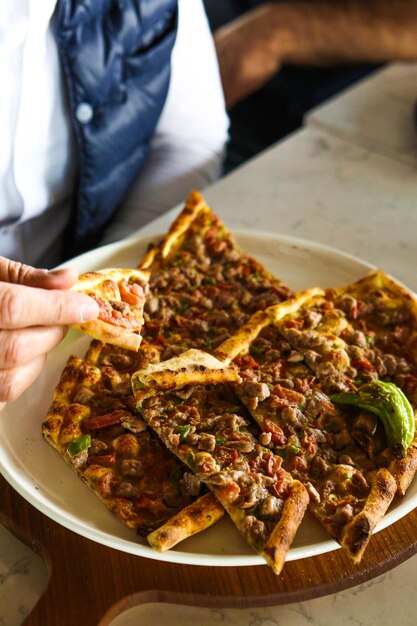 Pide traditionnel turc cuit au four. Pide de pizza turque, apéritifs du Moyen-Orient. Gastronomie turque.