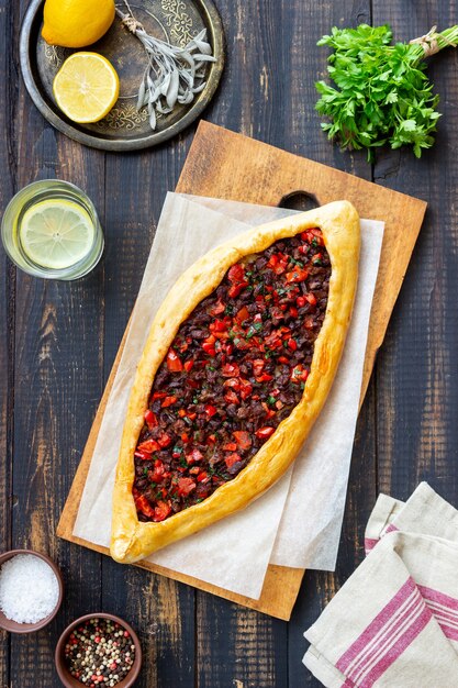 Pide turc traditionnel avec de la viande. Cuisine turque. Nourriture nationale.