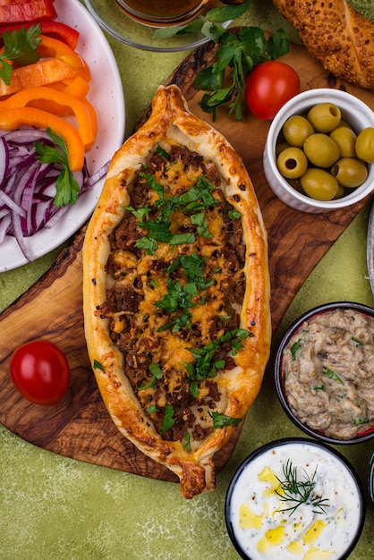 Pide turc traditionnel avec de la viande