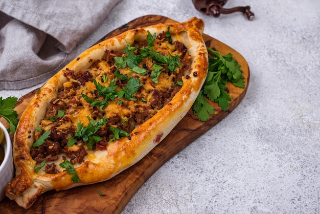 Pide turc traditionnel avec de la viande