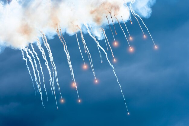 Épidémies de guerre dans le ciel avec des explosifs et de la fumée