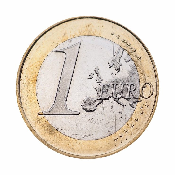Photo pièce de 1 euro, union européenne isolated over white