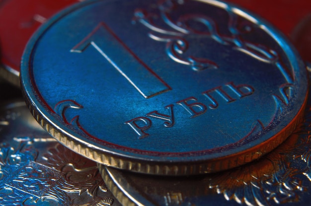 La pièce de 1 rouble russe est surlignée en bleu. fermer.