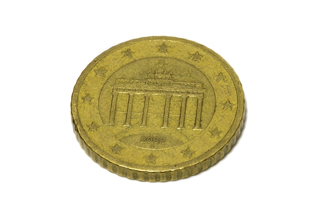 Une pièce de 50 centimes d'euro, isolée sur fond blanc. Vue arrière. Brandenburger Tor, Berlin.