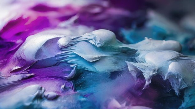 une pièce d'art violette et bleue est montrée avec des couleurs violettes et blanches