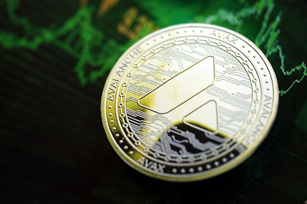 La pièce d'avalanche avax sur le graphique de négociation numérique de crypto-monnaie sombre en couleurs vertes