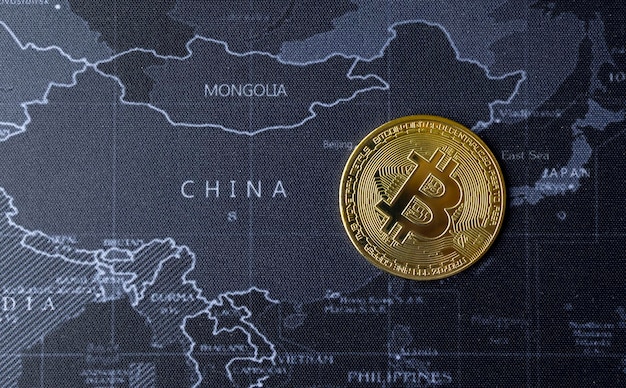 Pièce de bitcoin d'or sur le concept de crypto-monnaie de fond de carte chinoise