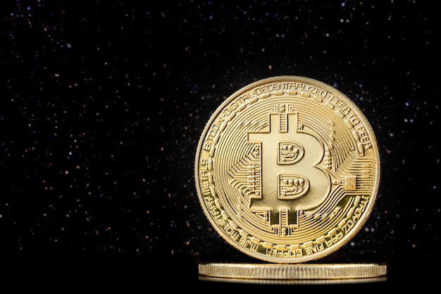 Pièce de Bitcoin sur la surface noire