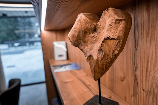 Pièce en bois en forme de coeur décorée sur une étagère dans le hall de l'hôtel