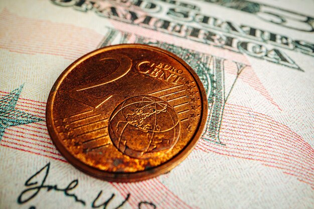 Pièce de cent euro sur billet de dollar américain close up