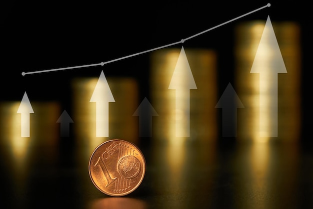 Photo pièce d'un centime d'euro sur fond de piles de pièces