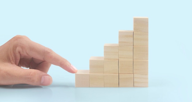 Pièce de connexion d'affaires de plusieurs blocs de diagramme en bois étapes à la main