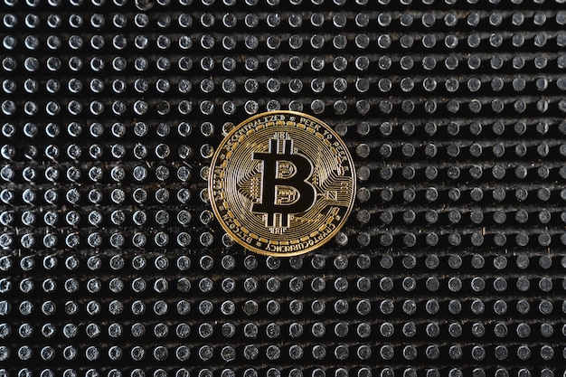 Pièce de crypto-monnaie sur table sombre