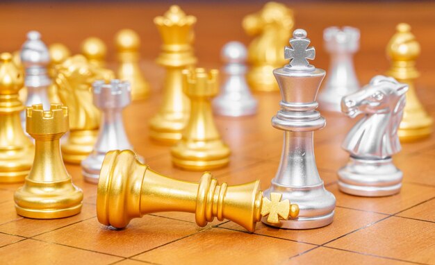 Pièce d'échecs du roi sur un échiquier en bois